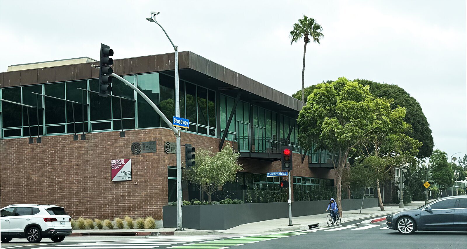 1447 Cloverfield — creative-office building at Broadway & Cloverfield, a block from 1520